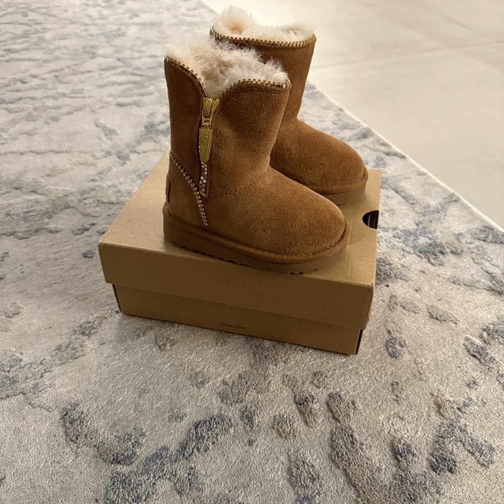 UGG Kids Boots in Chestnut Brown size 6